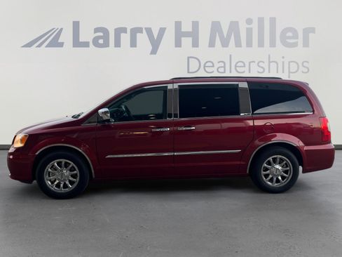 Used 2013 Chrysler Town & Country Touring image 2