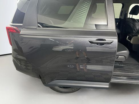 Used 2025 Kia Carnival FWD image 31