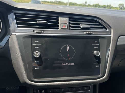 Used 2020 Volkswagen Tiguan SE w/ Panoramic Sunroof Package AWD/4WD image 17