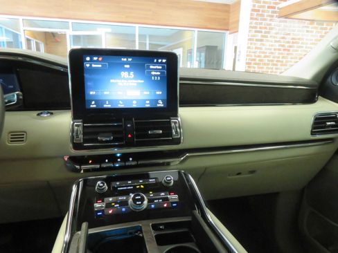 Used 2020 Lincoln Navigator Reserve w/ Luxury Package image 36