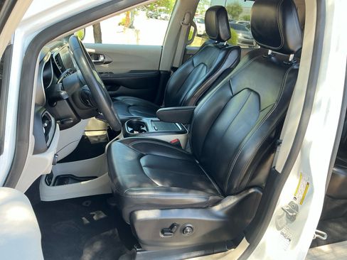 Used 2023 Chrysler Pacifica Touring-L FWD image 14