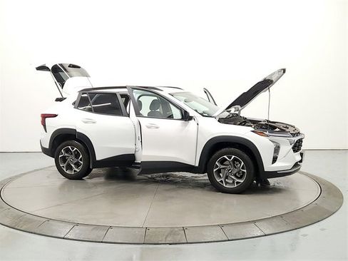 Used 2024 Chevrolet Trax LT w/ Driver Confidence Package image 16