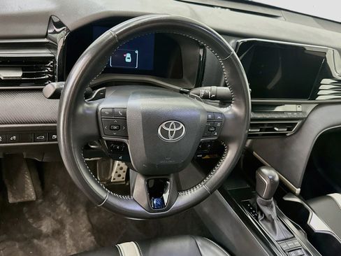 Used 2025 Toyota Camry SE FWD image 18