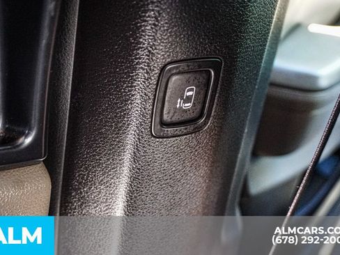 Used 2025 Kia Carnival FWD image 34