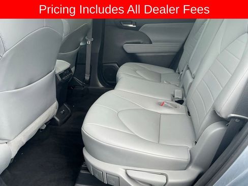 Used 2021 Toyota Highlander XLE FWD image 19