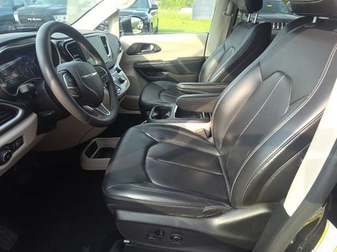 Used 2023 Chrysler Pacifica Touring-L FWD image 5