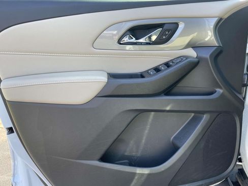 Used 2023 Chevrolet Traverse LS FWD image 17