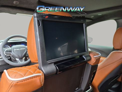 Used 2024 Chrysler Pacifica Pinnacle FWD image 14