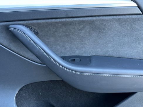 Used 2024 Tesla Model Y Long Range AWD/4WD image 19