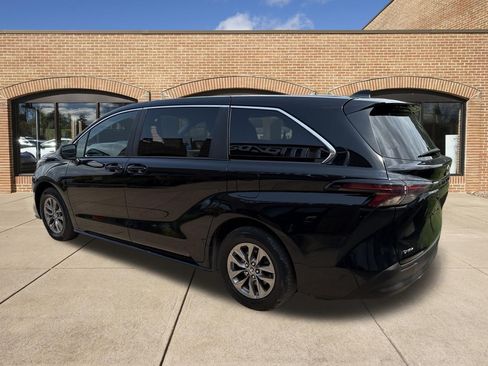 Used 2025 Toyota Sienna LE FWD image 12