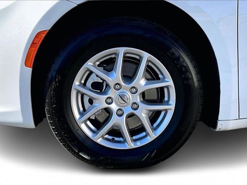 Certified 2024 Chrysler Pacifica Touring-L image 31