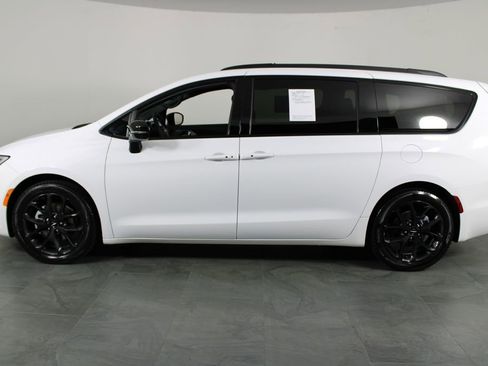 Used 2025 Chrysler Pacifica Limited image 9