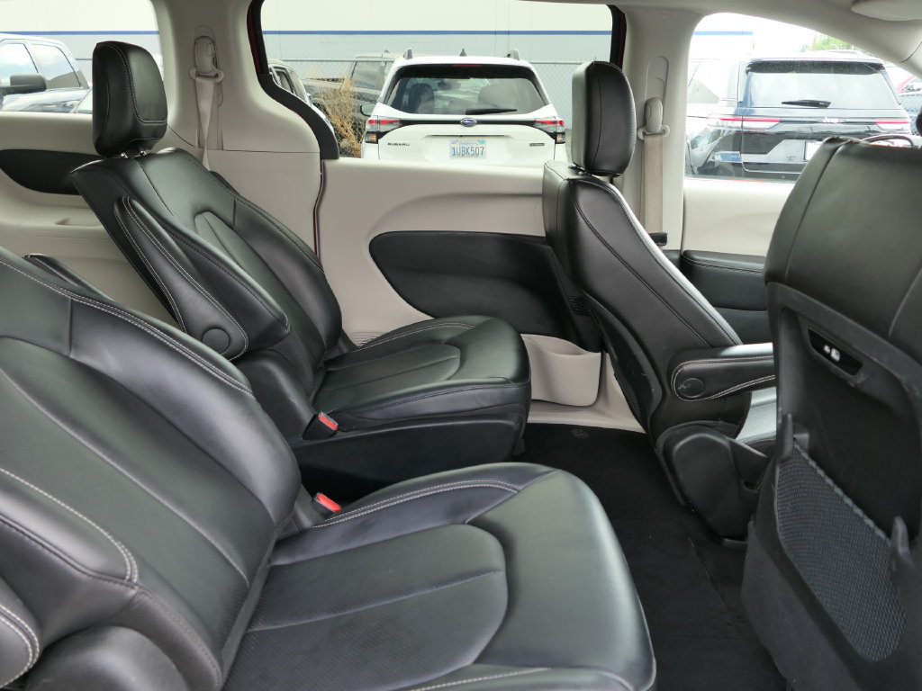 Used 2024 Chrysler Pacifica Limited FWD image 21