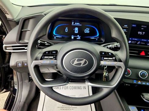 Used 2025 Hyundai Elantra SE w/ Cargo Package FWD image 12