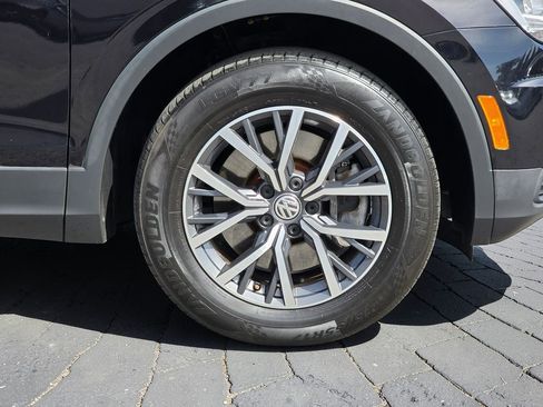 Used 2020 Volkswagen Tiguan SE w/ Panoramic Sunroof Package image 8