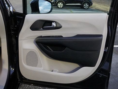 Used 2024 Chrysler Pacifica Touring-L image 23