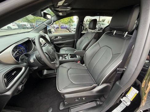 New 2027 Chrysler Pacifica Limited FWD image 15