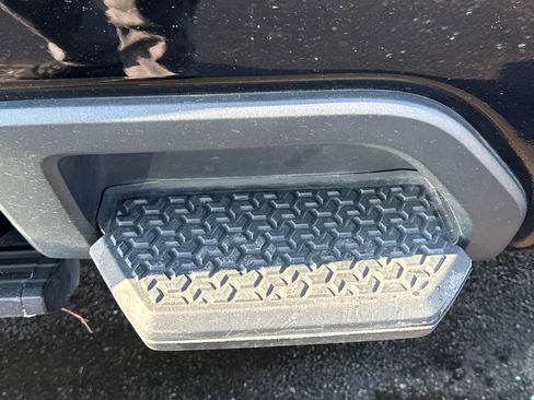 Used 2025 Chevrolet Silverado 2500 ZR2 w/ Technology Package image 12