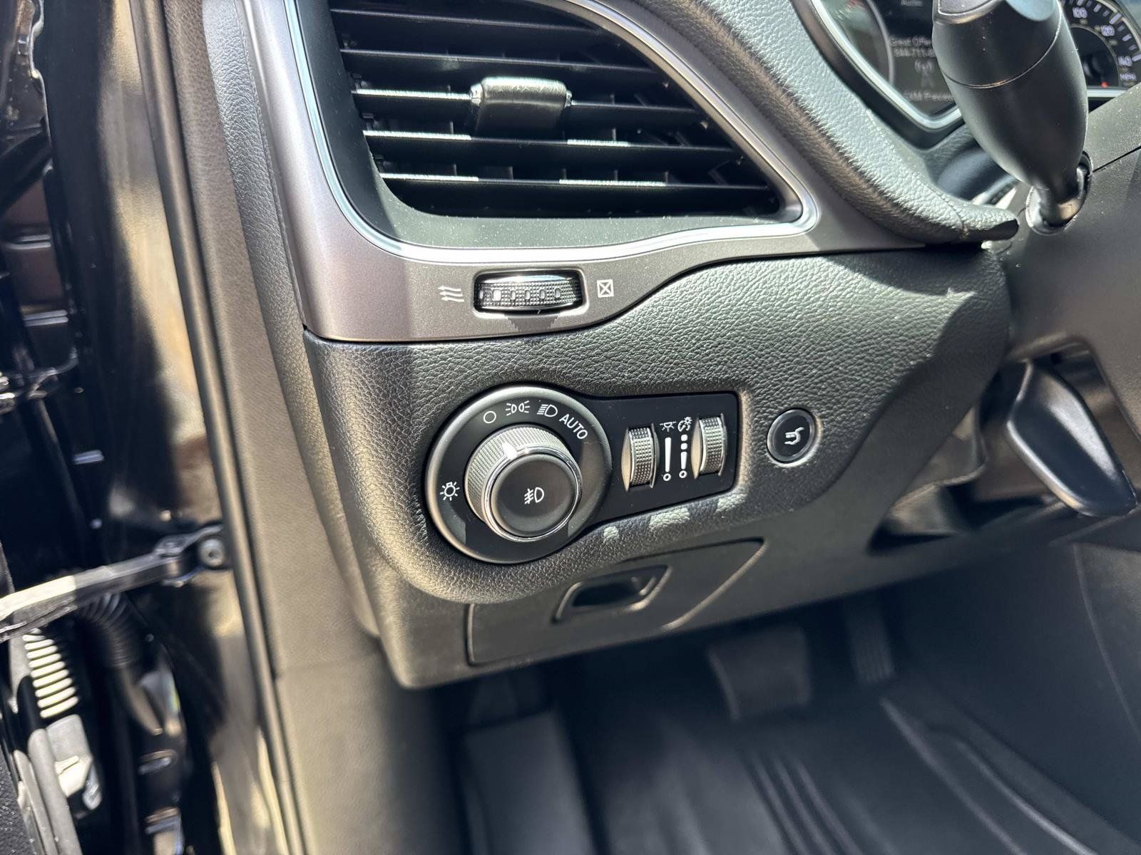 Used 2022 Jeep Cherokee Latitude Lux w/ Sun & Sound Group FWD image 21