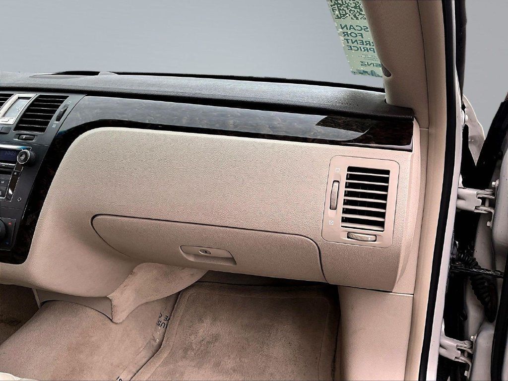 Used 2008 Cadillac DTS FWD image 28