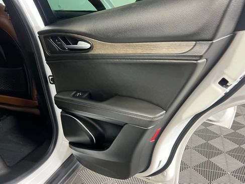 Used 2023 Alfa Romeo Stelvio Ti image 33
