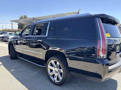 Used 2020 Cadillac Escalade ESV Luxury image 2
