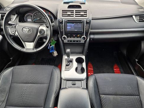 Used 2014 Toyota Camry L image 9