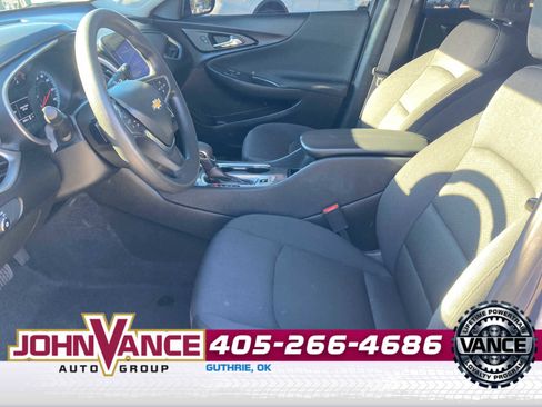 Used 2025 Chevrolet Malibu LT image 3
