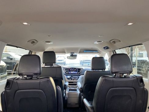 Used 2024 Chrysler Pacifica Touring-L FWD image 18