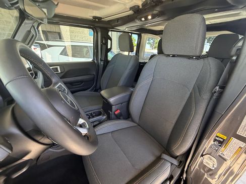 Used 2025 Jeep Wrangler Unlimited Sahara AWD/4WD image 34
