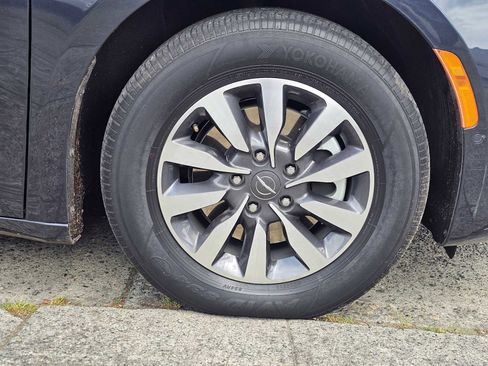 Used 2021 Chrysler Pacifica Limited w/ Premium & Safety Sphere Group FWD image 3