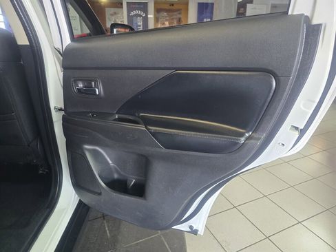 Used 2019 Mitsubishi Outlander SE image 16