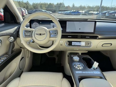 Used 2023 Genesis GV60 Advanced image 8