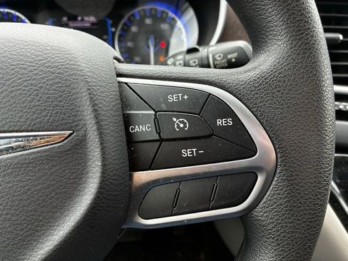 Used 2017 Chrysler Pacifica Touring image 21