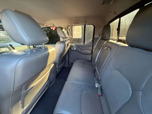 Used 2014 Nissan Frontier SL image 32