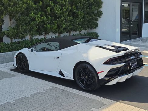 Used 2021 Lamborghini Huracan EVO RWD image 3