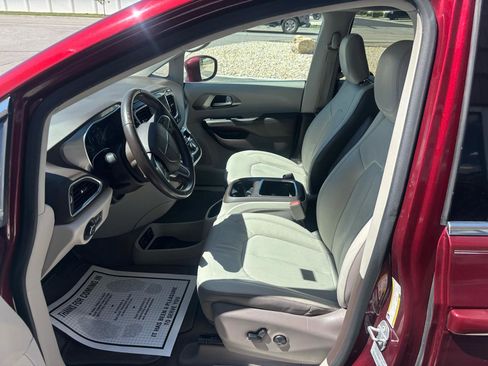 Used 2017 Chrysler Pacifica Touring-L Plus image 11