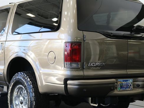 Used 2005 Ford Excursion Limited image 45