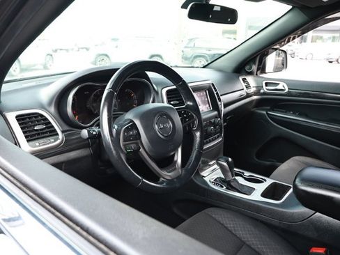 Used 2020 Jeep Grand Cherokee Laredo RWD image 23