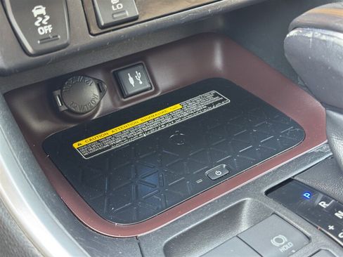 Used 2019 Toyota RAV4 Limited AWD/4WD image 31