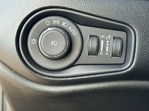 Used 2019 Jeep Renegade Latitude image 28