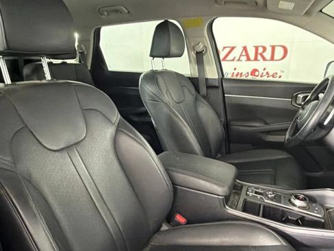 Used 2023 Kia Sorento EX AWD/4WD image 13