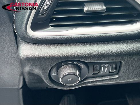 Used 2024 Chrysler Pacifica Touring image 13