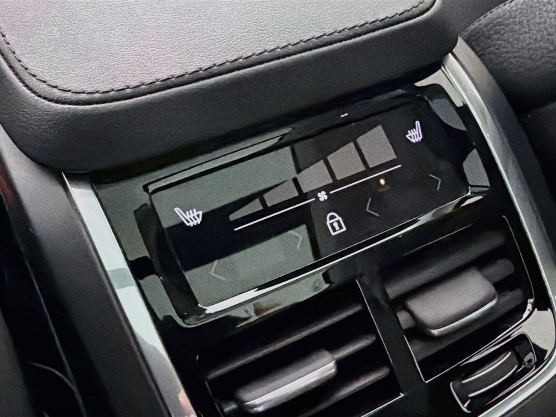 Certified 2024 Volvo XC90 T8 Plus AWD/4WD image 27