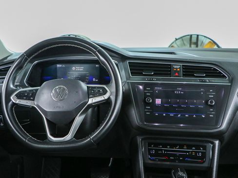 Used 2022 Volkswagen Tiguan SE w/ Panoramic Sunroof Package AWD/4WD image 17