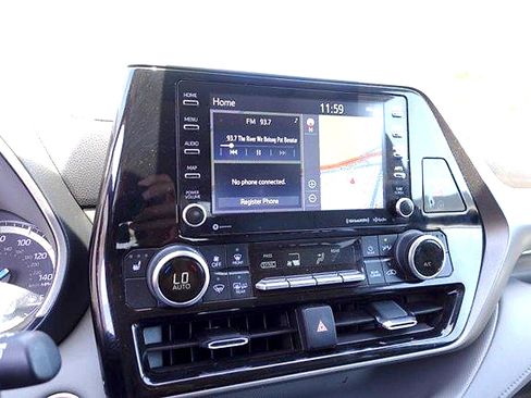 Used 2022 Toyota Highlander XLE AWD/4WD image 17