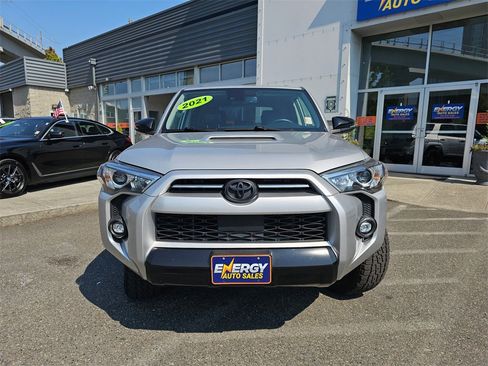 Used 2021 Toyota 4Runner Venture w/ Moonroof Package image 3