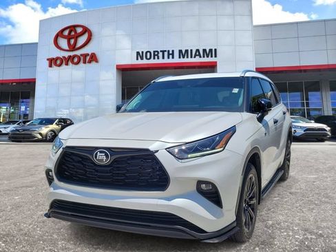 Used 2025 Toyota Highlander Limited FWD image 2