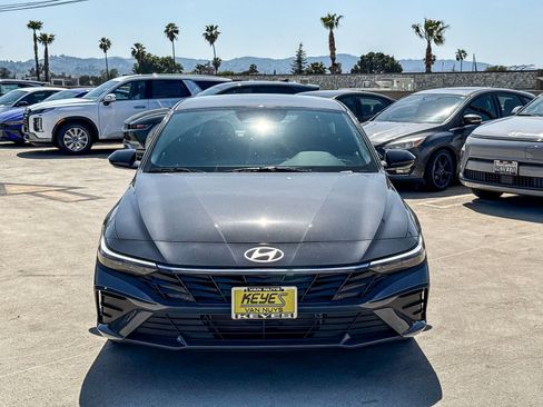 Used 2025 Hyundai Elantra SEL FWD image 2