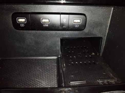 Used 2023 Kia Carnival EX FWD image 25